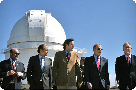 M.Chaves, autoridades y el telescopio de 2.2 m